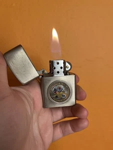 Encendedor de moneda de cuarto de dólar impreso vintage del Departamento del Ejército con tapa abatible - Imagen 1 de 4