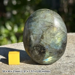 Labradorite polished pebble from madagascar - healing crystal, genuine specimen - Picture 1 of 1