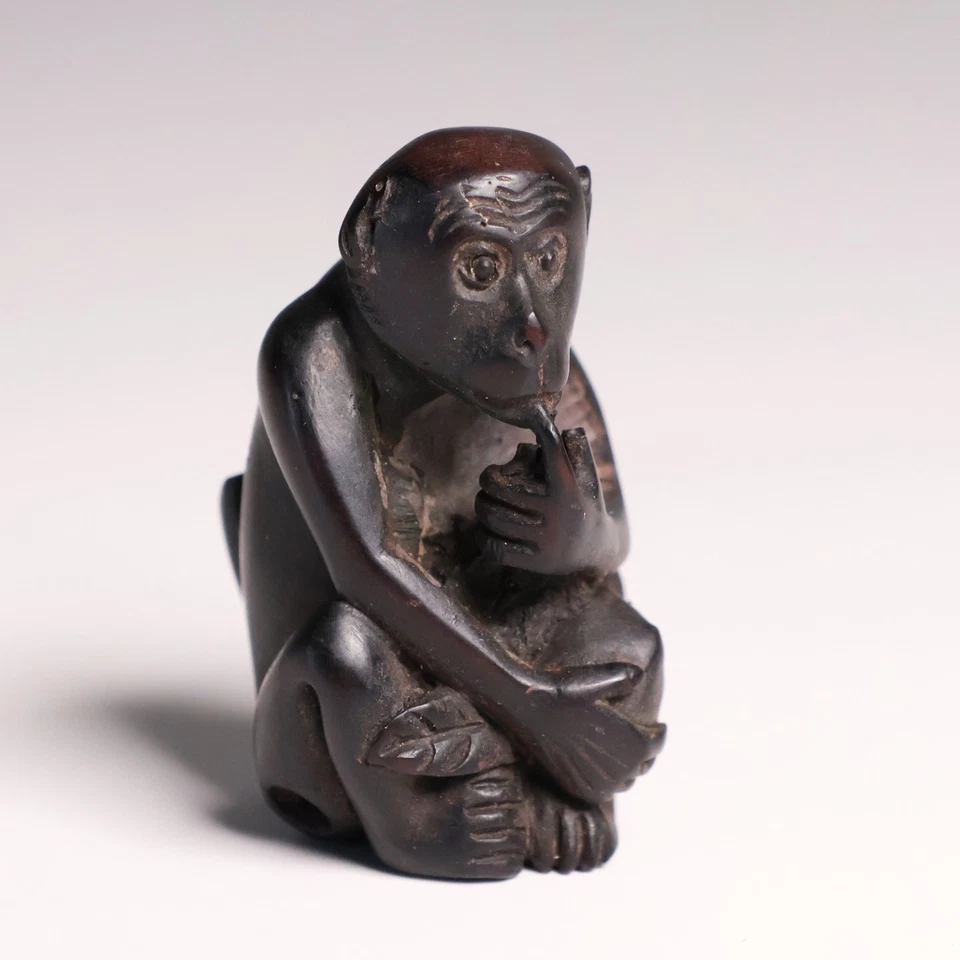 Netsuke japonés tallado en madera mono y melocotón 1,87 pulgadas Inro Ojime Meiji era 19 Foto 1 de 4