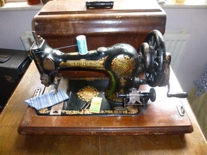 Antique Jones Family CS Sewing Machine With Ornate Floral Decor Working Order - Picture 1 of 3