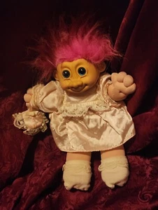 Troll Puppe mit rosa Kleid Handtasche und Schuhen von Russ - Bild 1 von 4