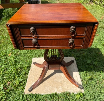 Antigua mesa de lira de hojas caoba con cajones y tiradores de cabeza de león de latón Foto 1 de 4