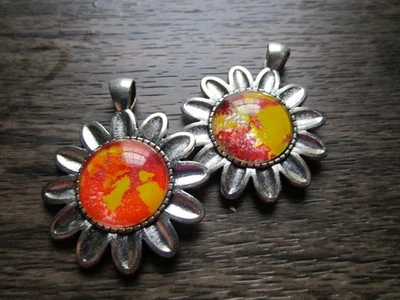 2 colgantes de girasol - acrílico vertido naranja y amarillo - suministros para hacer joyas Foto 1 de 2