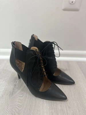 Zapatos de tacón Banana Republic para mujer talla 9,5 de cuero negro con cordones punta en punta Foto 1 de 4