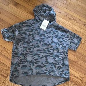Women's Fabletics Hi-Low Short Sleeve Hoodie Sz Small Color Light Teal Camo NWT - Picture 1 of 3