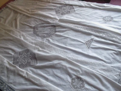 Dessus de lit entouré de DENTELLE avec INSERTION scène de CHéRUBINS et ENTREDEUX - Photo 1/4