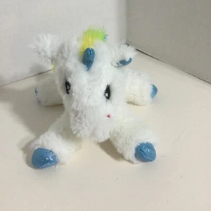 GITZY ARCO IRIS UNICORNIO SONAJERO 6" PELUCHE BLANCO CON PEZUÑAS AZULES BRILLANTES - Imagen 1 de 6