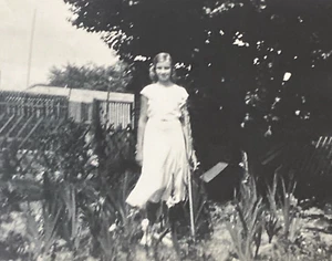 Giovane ragazza anni 30 che indossa abito bianco in piedi in giardino foto originale P15n28 - Foto 1 di 13