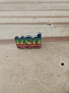 Pin's Pins Pin Enamel 26 Presse Journal Magazine "vsd" - Imagen 1 de 1