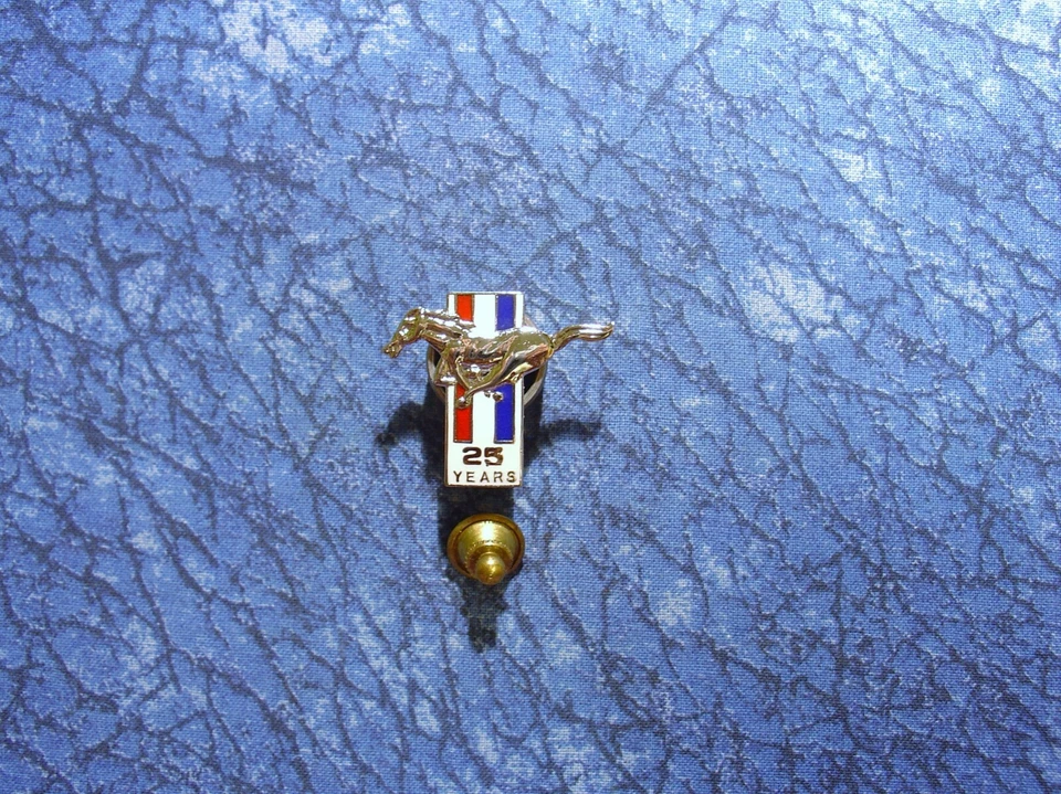 Ford Mustang 25 Años Coche Caballo Logo Solapa/Sombrero Pin Tie Tack Foto 1 de 1