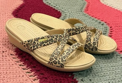Sandalias Crocs para mujer talla 7 Patricia II cuña estampado de leopardo tiras deslizables Foto 1 de 4