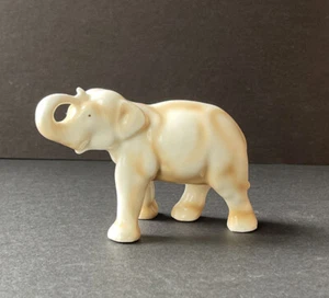 Estatuilla alemana rara porcelana tostada blanca mate elefante cerámica vintage Erphila - Imagen 1 de 8