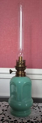 Ancienne Lampe à Pétrole en Opaline Vert Pâle HS Allemagne - Photo 1/4