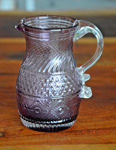 PILGRIM Kunst Glas Amethyst lila Krug Milchkännchen klar applizierter Griff Vintage 60er Jahre - Bild 1 von 6