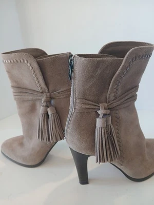 Bota Coach Jessie camurça borla em castanha clara salto 7 B 3,5 polegadas - Imagem 1 de 4