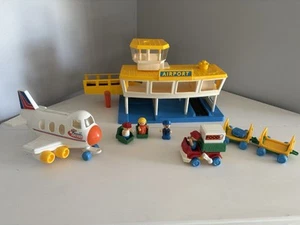 Vintage 1984 Lil Playmates Flughafen Spielset Flugzeug Autos Menschen - Bild 1 von 3