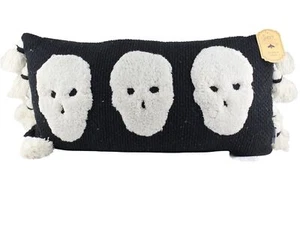 Sweet Street Skeleton Skulls Halloween Tejido Almohada Borlas Blanco Negro - Imagen 1 de 2