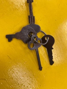 Lot Of 4 Old Vintage Antique Keys yale ect - Picture 1 of 6