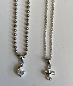Collar Cruz (18") y Collar Geométrico (16") con Caja de Regalo - Plateado - Imagen 1 de 2