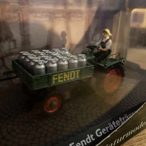 Schuco 02626 Fendt Geräteträger Milch Damen Traktor 1:43 NEUWERTIG Made in Germany - Bild 1 von 15