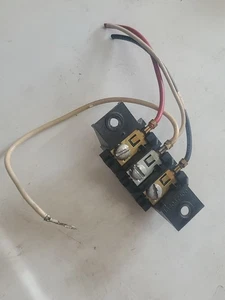 Terminal Block 134101400 J09 - Picture 1 of 2