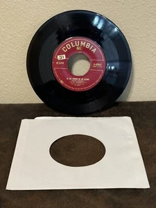 Tony Bennett 45 rpm Vinyl I Am/ In The Middle Of An Island - Imagen 1 de 3