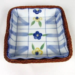 Kleiner quadratischer Blumen Teller Schale Porzellan mit abnehmbarem geflochtenem Korb Landhaus - Bild 1 von 8