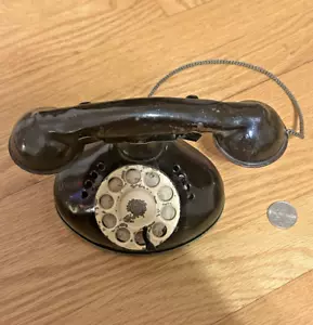 Antico telefono giocattolo vintage bambino anni '40 metallo nero anni 40 bambino hobby USA telefono - Foto 1 di 4