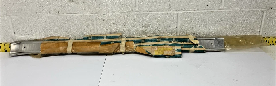 Placa de soleira de porta destro fabricante de equipamento original 4474766 1965-70 2DR Chevrolet Nova/Camaro (Bin99 - Imagem 1 de 4