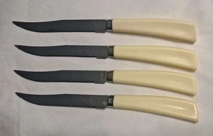 SET OF 4 VTG QUIKUTO USA 🇺🇸 QUIKKLE CREAM HANDLED STAINLESS STEEL STEAK KNIVES - Picture 1 of 14