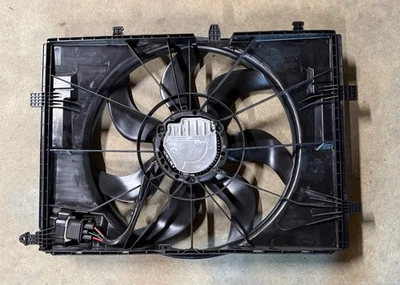 Ventilador de refrigeración del radiador Mercedes-Benz C300 C250 C200 C180 2014 2015 2016 2017 Foto 1 de 4