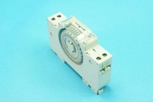 Vynckier 651306 308/712-000 time switch analog 230VAC 1 NO contact daily program - Foto 1 di 3