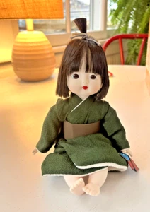Oike Co. Ltd. Kyo Osana bambola ragazza giapponese kimono verde 9" - Foto 1 di 3