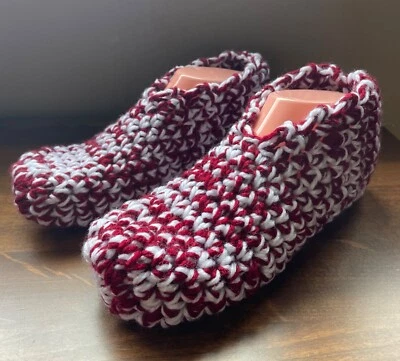 Zapatilla/calcetines de ganchillo a mano acogedores, cálidos colores navideños de invierno Foto 1 de 4