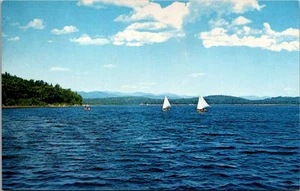 Postal de veleros en un lago - Imagen 1 de 2