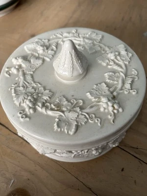 Caja de tocador Wedgwood en relieve Queensware crema sobre crema caramelo baratija tapa de tienda Foto 1 de 4