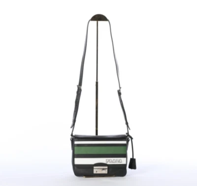 Bolso Mensajero Prada S/S 2011 Verde, Negro y Blanco Cuero Saffiano Rayas Foto 1 de 4