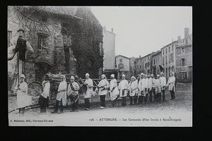Alte animierte Postkarte AK AUVERGNE - Les Cornards (Fête à Sauxillanges) - Bild 1 von 1