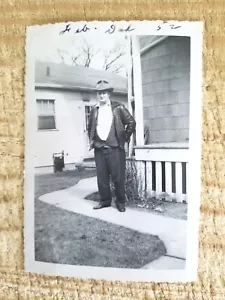 UOMO CON CAPPELLO IDENTIFICATO,FORT WAYNE,INDIANA,1952.FOTO VINTAGE 5,1" x 3,5"*K3 - Foto 1 di 3