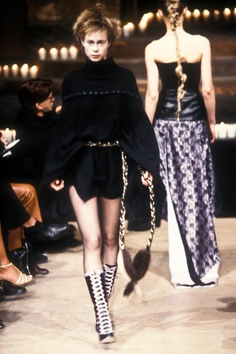 Abito Alexander McQueen autunno inverno 96 ""Dante"" estremamente oversize lavorato a maglia con bottoni