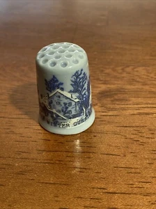 Dedal de porcelana azul vintage Currier & Ives Homestead en invierno - Imagen 1 de 5