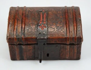 SCATOLA MINE GOTICA PELLE INCISA CADUTE FERRAMENTA FERRO FRANCIA 1500 - Foto 1 di 12