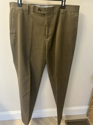 Pantalones de vestir Kirkland Signature para hombre 36x32 caqui Foto 1 de 2