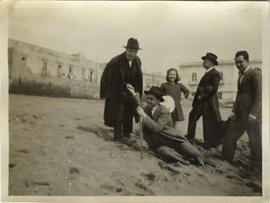 ALTES FOTO - VINTAGE SNAPSHOT - GRUPPE STRAND MODE HUT FÄLLT GAG - BEACH - Bild 1 von 1