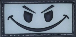 MALE SMILEY FACE SMILE GRIN SWAT GLOW TATTICO MILITARE PVC GANCIO TOPPA MORALE - Foto 1 di 3