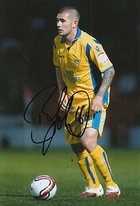 LEEDS UNITED FOTO 12X8 FIRMATA A MANO BRADLEY JOHNSON 1. - Foto 1 di 1