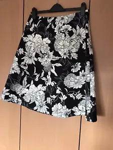 LADIES BLACK & WHITE FLORAL SKIRT SZ 14 SIDE ZIP 25” (63 cms) LONG H & M BNWT - Picture 1 of 6
