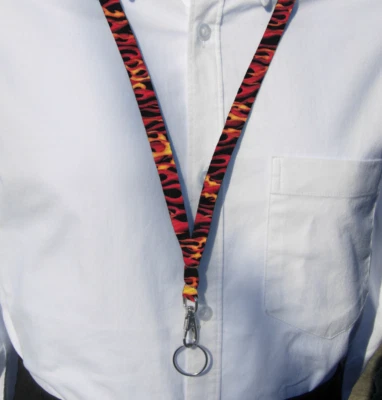 Cordón Red Flames, carreras, barbacoa, barbacoa, camping, porta insignia de identificación, llavero Foto 1 de 4