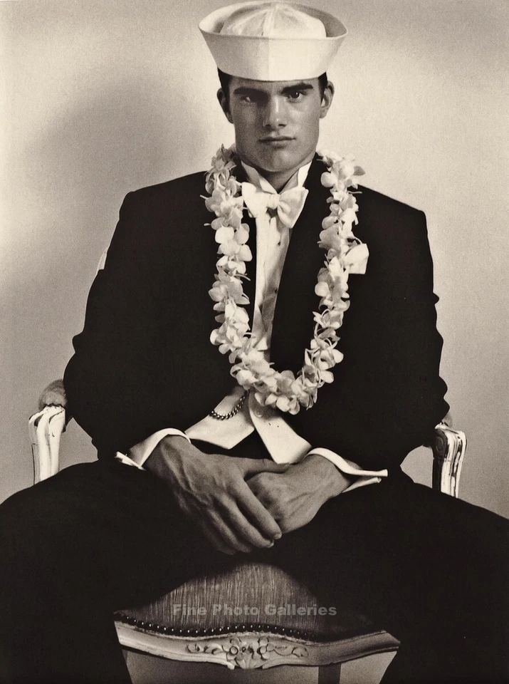 Década de 1990 Bruce Weber joven con sombrero de marinero esmoquin Hawaii flor Lei foto grabado Foto 1 de 1