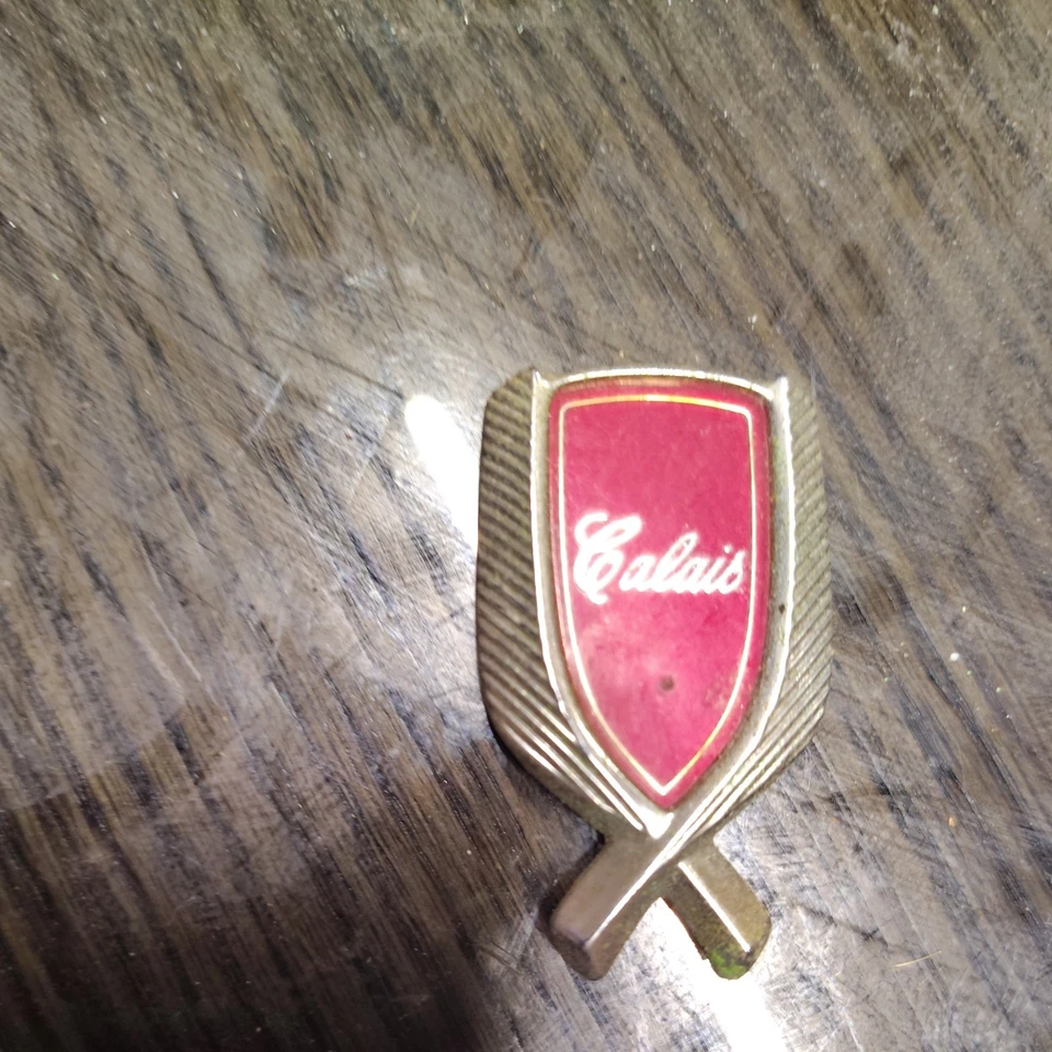 Oldsmobile Cutlass Calais 1978-1984 techo pilar emblema insignia logotipo placa de identificación  Foto 1 de 4